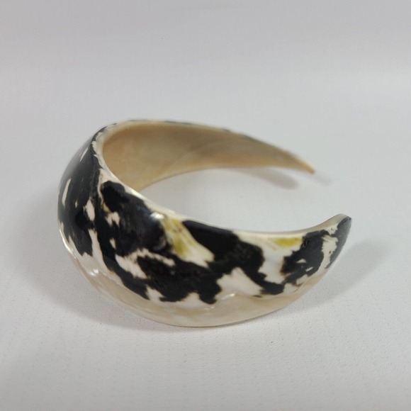 Vintage Black White Shell Cuff Bracelet and Ring Carved From Single Piece - Picture 4 of 12